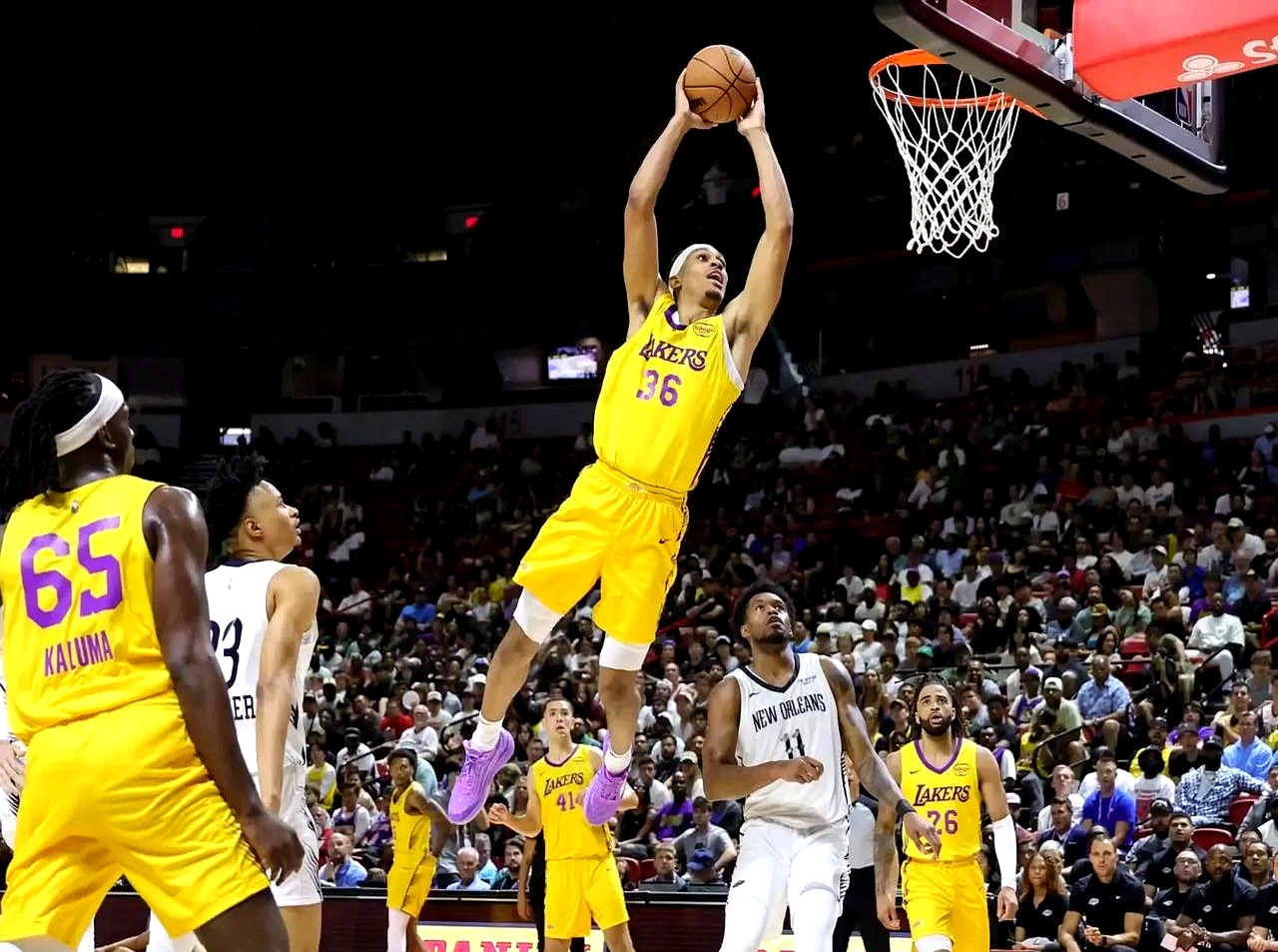 BTi体育-顶尖球员聚集篮球联赛，赛季精彩纷呈