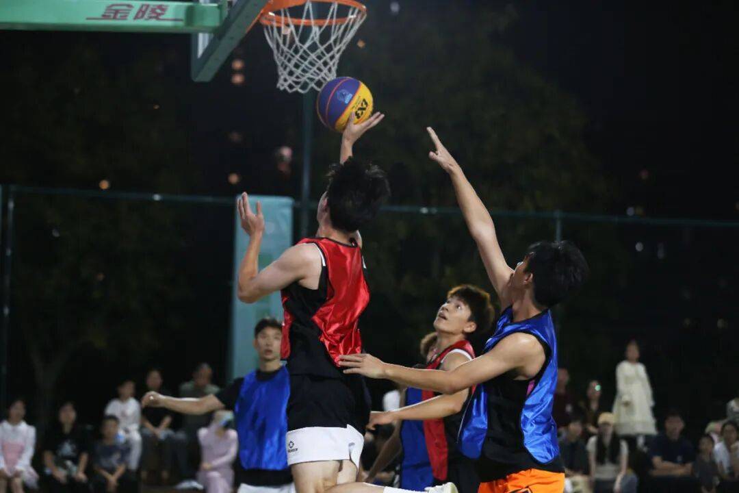 BTi体育-关于国内篮球职业赛事赛场风云变幻，球员斗志昂扬的信息